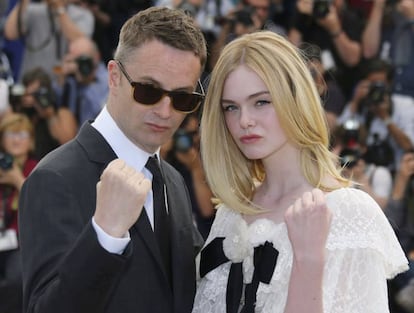 El director Nicolas Winding Refn junto a Elle Fanning.