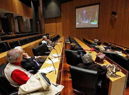 Miembros de asociaciones de represaliados siguen el debate de la ley de memoria en el Congreso en diciembre.