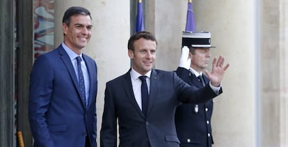 El presidente del Gobierno, Pedro Sánchez, es recibido por su homólogo francés, Emmanuel Macron, a su llegada al Palacio del Elíseo, este lunes.