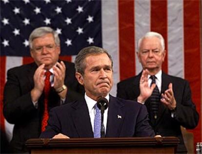Bush se dirige al Congreso entre los aplausos de los asistentes.