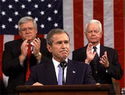 Bush se dirige al Congreso entre los aplausos de los asistentes.