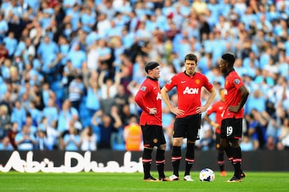 Rooney, Carrick y Welbeck, tras recibir uno de los goles.