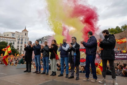 Luis del Pino (tercero por la derecha) en la manifestación contra la amnistía celebrada en Madrid el 29 de octubre de 2023, con la presencia del líder de Vox, Santiago Abascal (segundo por la izquierda), el presidente de la Fundación Para la Defensa de la Nación Española (Denaes), Iván Vélez (tercero por la izquierda).