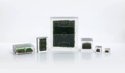 Regalos como este césped de campos de fútbol en metacrilato es una de las novedades de Promogift 2017.