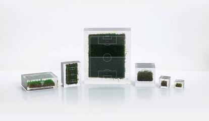 Regalos como este c&eacute;sped de campos de f&uacute;tbol en metacrilato es una de las novedades de Promogift 2017.