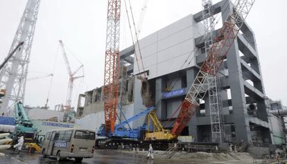 Desmantelamiento del reactor 4 de la central nuclear de Fukushima en Japón.