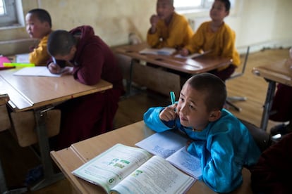 Jovens monges budistas durante uma aula no mosteiro de Amarbayasgalant, em Baruunburen (Mongólia). Os jovens monges têm exames das escrituras e rezas pela manhã; às tardes, podem estudar matérias como matemática ou literatura se houver algum professor disponível.