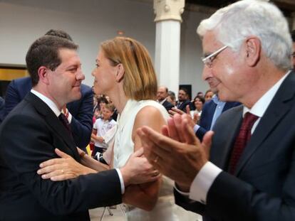 Garc&iacute;a-Page (PSOE), felicitado por Cospedal el pasado 4 de julio en la toma de posesi&oacute;n como presidente de Castilla-La Mancha. 
