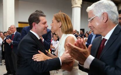 García-Page (PSOE), felicitado por Cospedal el pasado 4 de julio en la toma de posesión como presidente de Castilla-La Mancha.