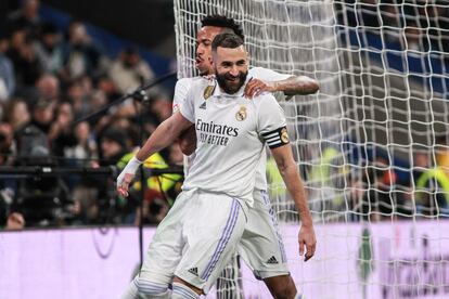 Militão felicita a Benzema tras uno de sus goles al Elche.