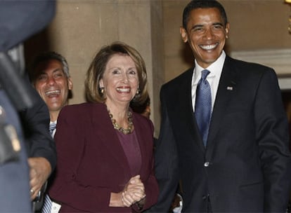 Barack Obama y Nancy Pelosi (con el asesor de Rahm Emanuel al fondo) a la llegada del presidente electo al Capitolio, hoy en Washington