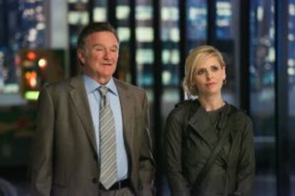 Robin Williams y Sarah Miller Gellar en la serie 'The crazy ones'.