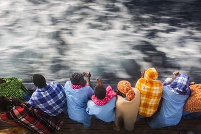 Imigrantes africanos a bordo de um barco da ONG espanhola Proativa Open Arms, que os resgatou na última quinta-feira próximo à Líbia.