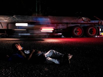 Un participante de la caravana migrante a su paso por Guatemala.