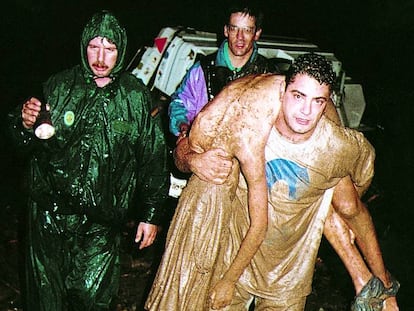 Miembros de un equipo de rescate trasladan a una de las víctimas de las inundaciones del camping de Biescas (Huesca).