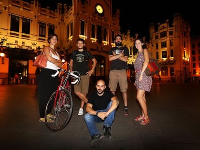 Miriam, Adri&aacute;n, Jos&eacute;, Rosella y Omar, j&oacute;venes que han elegido no emigrar.