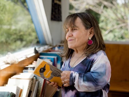 Patricia May en su casa ubicada en la comuna de Colina, en Santiago de Chile, el 16 de noviembre 2023