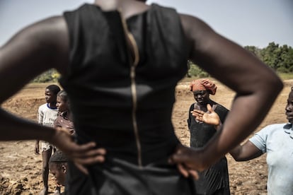 En estas zonas rurales del litoral, la población es extremadamente pobre, sin apenas recursos económicos, acceso a electricidad o agua potable. En Guinea-Bisáu, un 64,4% sufre carencias básicas como agua, saneamiento, educación, alimentos o una vivienda digna, y un 68,4% sobrevive con menos de 1,90 dólares (1,64 euros) al día, según recoge el último informe sobre pobreza multidimensional del Programa de Naciones Unidas para el Desarrollo (PNUD).