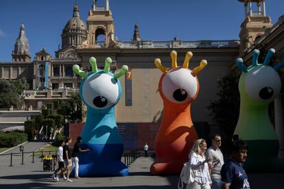 Inflables a la porta del Palau Victòria Eugènia amb motiu de l’exposició ‘Pop Air’.