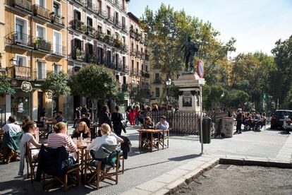 Ambiente en las terrazas de los bares de la plaza de Cascorro, en Madrid, en el puente de Todos los Santos.