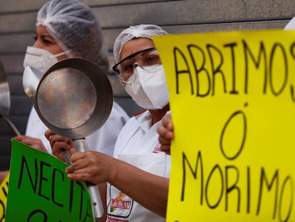 Trabajadores de restaurantes protestan en Ciudad de México, este miércoles.
