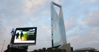 Un anuncio de Aramco en un panel en las calles de Riad.