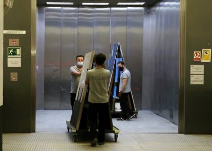 Traslado de obras entre plantas del Reina Sofía.