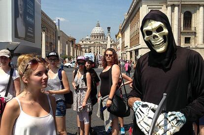 Roma. La muerte, al acecho de turistas en uno de los accesos al Vaticano.