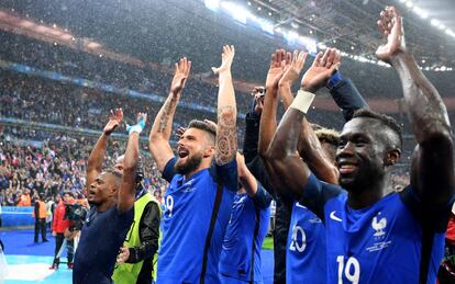 Los jugadores de Francia saludan a la afición tras golear a Islandia.