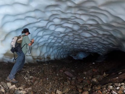 Fugaces y espectaculares: así son los túneles de hielo de Esquel
