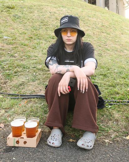 Una fan descansa en las inmediaciones del recinto donde se va a celebrar el concierto.