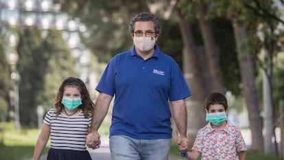 26/04/2020 - Barcelona - Coronavirus. Covid-19. Primer dia de confinamiento en el que los menores pueden salir a la calle. En la imagen el doctor Quique Bassat con sus dos hijos. Foto: Massimiliano Minocri