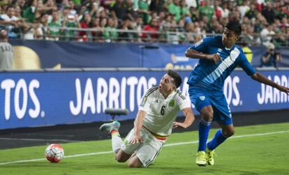 Héctor Herrera cae ante Moisés Hernández.