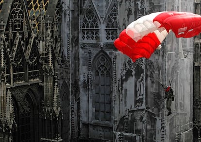 Un paracaidista del Ejército austriaco sobrevuela la catedral de San Stephen, en Viena, durante un ejercicio militar.