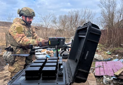 Kir, un piloto de dron de la unidad OCHI, prepara la aeronave para volar en el frene de Bajmut. En la guerra de Rusia en Ucrania, los drones se han convertido en un elemento crucial.