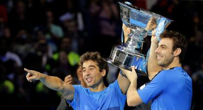 Granollers y Marc López posan con la Copa de Maestros en dobles.