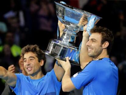 Granollers y Marc López posan con la Copa de Maestros en dobles.