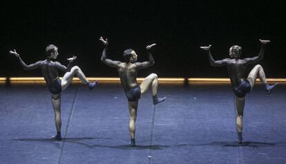 La Dresden Frankfurt Dance Company durante la actuaci&oacute;n inaugural del Grec 2017.