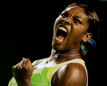 Serena Williams celebra un punto en el partido contra la serbia Jelena Jankovic en el Open de Australia de 2007. 