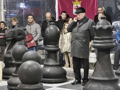 El excampeón del mundo Anatoli Kárpov, el pasado enero, durante una exhibición en el tablero gigante ubicado junto a El Corte Inglés de León