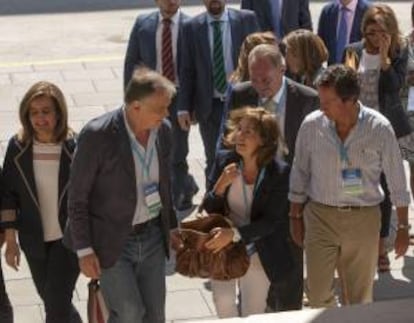 GRA155. GANDIA (VALENCIA), 05/09/2013.- La vicepresidenta del Gobierno, Soraya Sáenz de Santamaría (2d), junto a la ministra de Empleo, Fátima Báñez (i), y los vicesecretarios del PP Esteban González Pons (2i), y Carlos Floriano (d), a su llegada a la inauguración de la Escuela de Verano del PP que se celebra bajo el lema "Dicho y hecho" hoy en Gandía. EFE/Rubén Francés