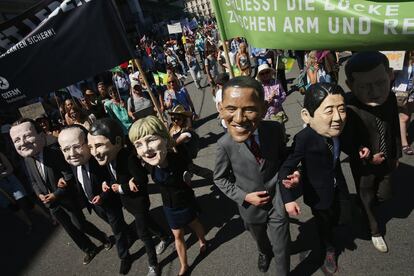 Activistas con máscaras que representan a los líderes del grupo G-7, participan en una marcha de protesta contra la próxima cumbre. Aproximadamente 30.000 personas se han manifestado en Múnich.