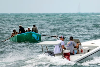 Migrantes cubanos reman hacia la isla Stock, cerca del Cayo Oeste, en Florida, el 12 agosto.