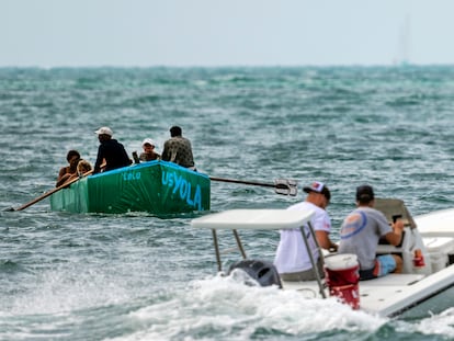 Migrantes cubanos reman hacia la isla Stock, cerca del Cayo Oeste, en Florida, el 12 agosto.
