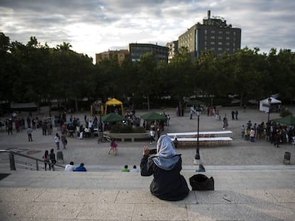 Una mujer musulmana saca una foto en Granada. 