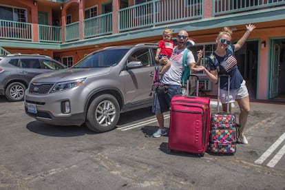 La familia de Mola Viajar en un motel de California.