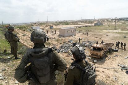 Soldados israelíes operan en el centro de la franja de Gaza, en una imagen distribuida por el ejército israelí.