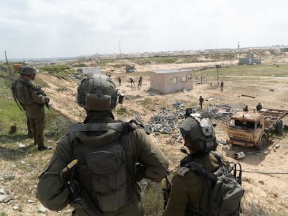 Soldados israelíes operan en el centro de la franja de Gaza, en una imagen distribuida por el ejército israelí.