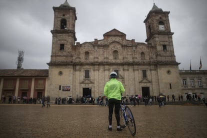 Un ciclista se para en la plaza principal de la ciudad natal del ciclista Egan Bernal en Zipaquirá (Colombia).