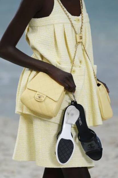 Un detalle de los bolsos cruzados y las sandalias planas del desfile de Chanel.